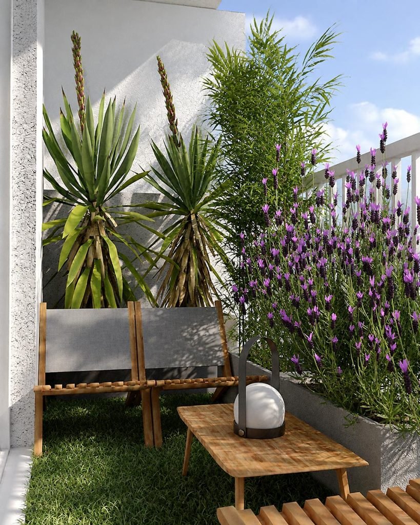 Balcon végétalisé avec fauteuil en bois, table basse et nombreuses plantes en pot.