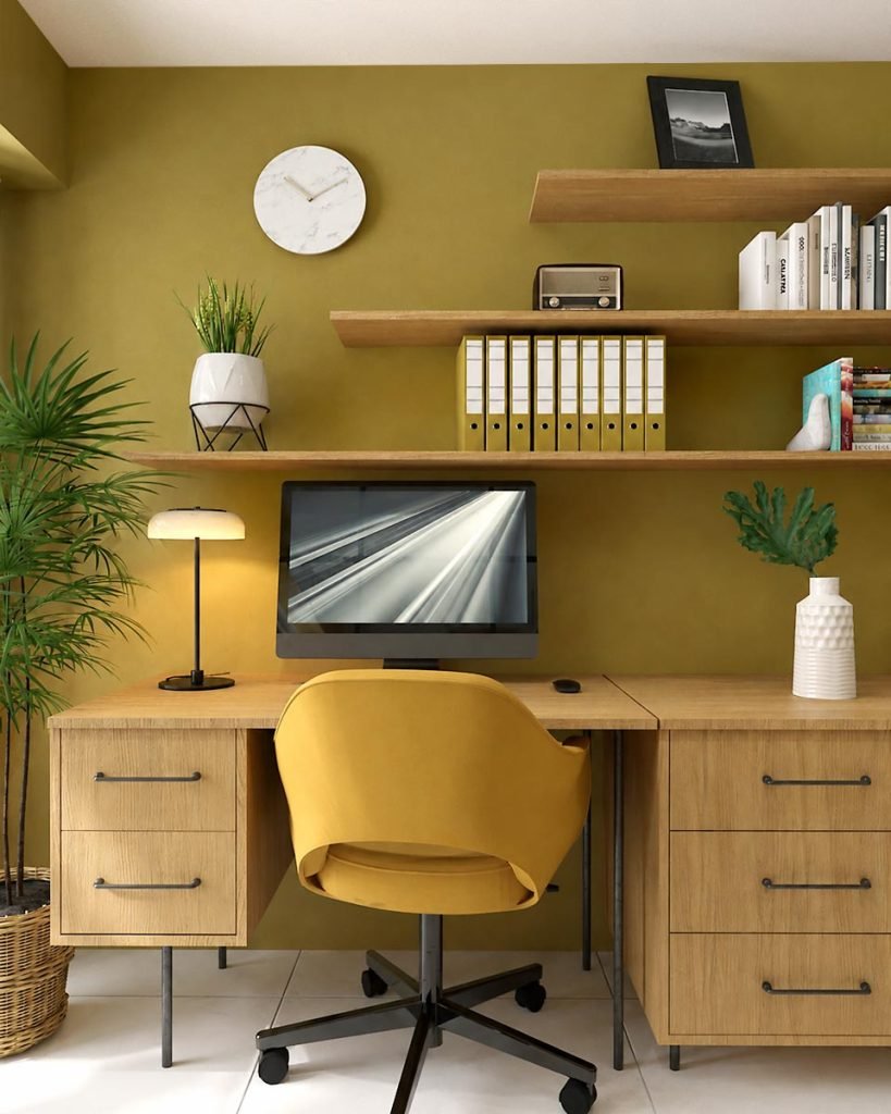 Bureau en bois avec chaise ocre et étagères murales sur un mur assorti.