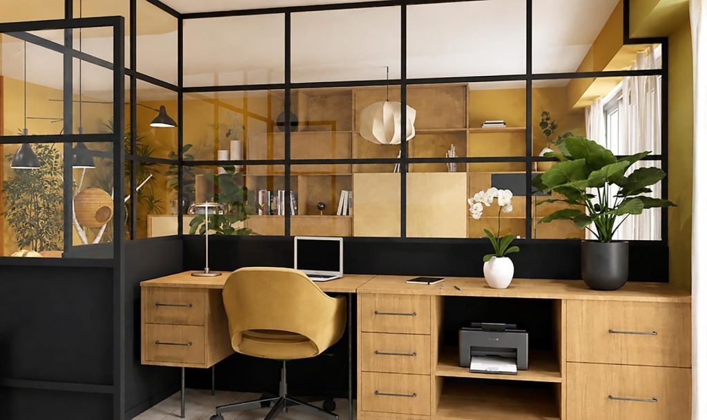 Bureau en bois avec rangements, chaise ocre et verrière noire donnant sur la pièce de vie.