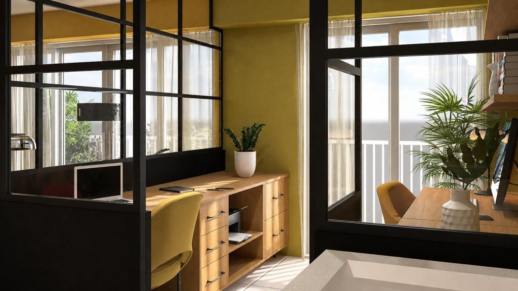 Bureau lumineux délimité par une verrière noire, avec mobilier en bois et murs jaune vert "Reine-Claude".