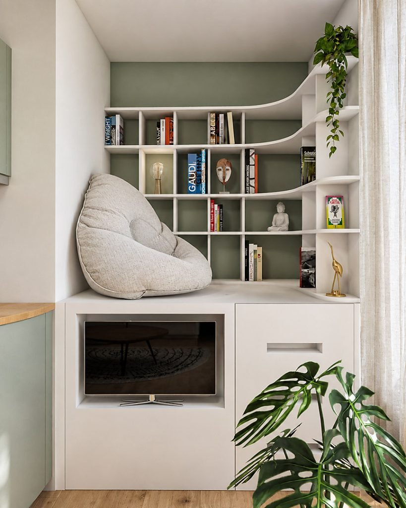 Coin lecture lumineux avec banquette et bibliothèque sur mesure aux lignes arrondies, au-dessus de rangements intégrant la télévision.