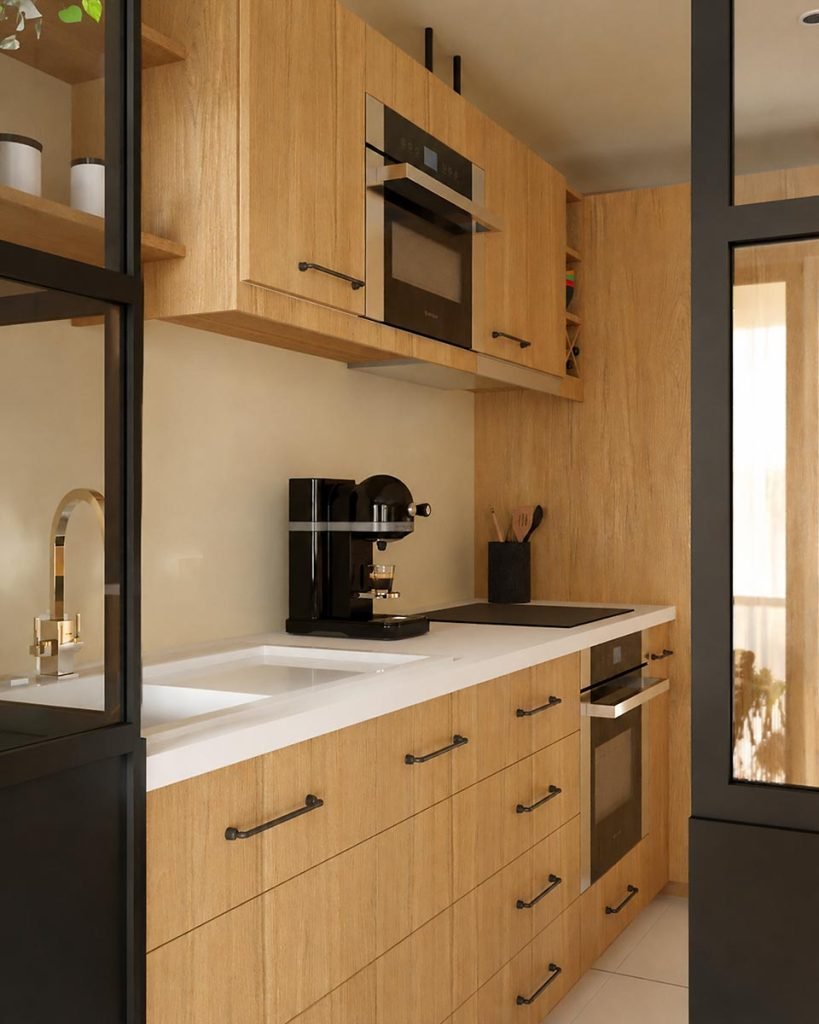 Cuisine en bois avec plan de travail blanc, électroménager encastré et mur beige.